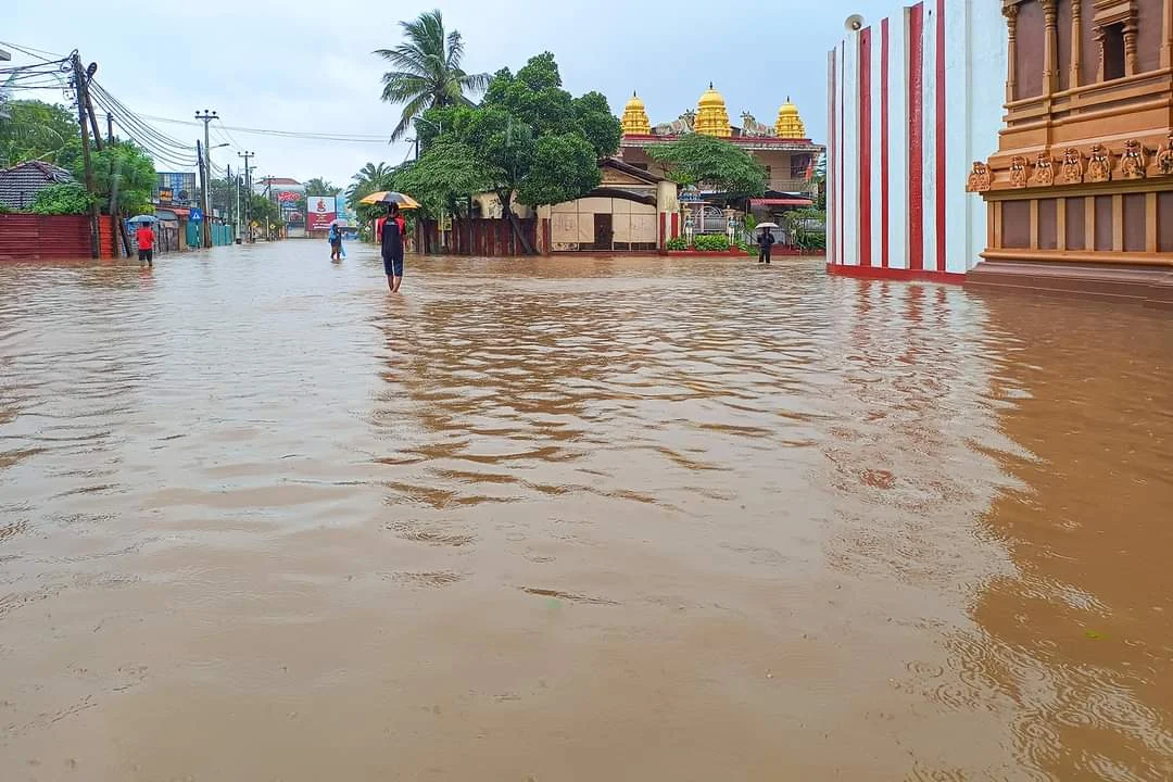 இலங்கையில் தொடரும் பருவமழை: வடக்கு, கிழக்கில் வெள்ள அபாயம் மற்றும் பாதிப்பு விபரங்கள்