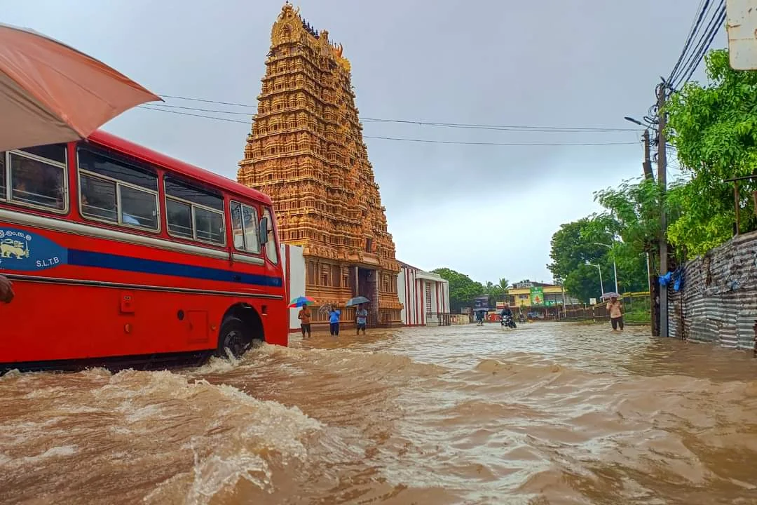 இலங்கையில் தொடரும் சீரற்ற காலநிலை: வெள்ளம், மண்சரிவு மற்றும் நிவாரணப் பணிகள் – முழுமையான கள நிலவரம்