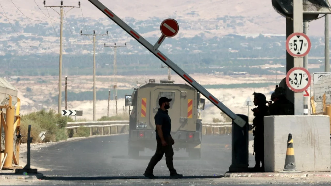 இஸ்ரேல்: கனடிய நாடாளுமன்ற உறுப்பினர்கள் மேற்குக் கரைக்குள் நுழையத் தடை – “பாதுகாப்பு அச்சுறுத்தல்” எனக் காரணம் காட்டி திருப்பி அனுப்பப்பட்டனர்