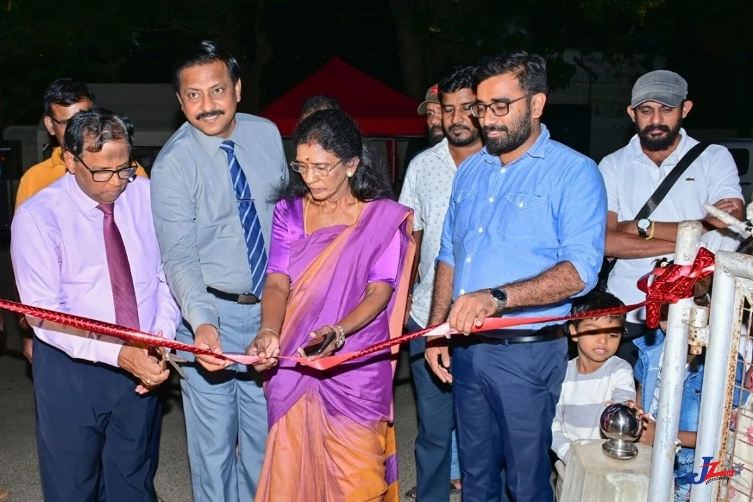 யாழ்ப்பாணத்தில் களைகட்டிய நத்தார்: ஒளிரும் மணிக்கூட்டுக் கோபுரமும், பக்திபூர்வமான நள்ளிரவுத் திருப்பலியும்