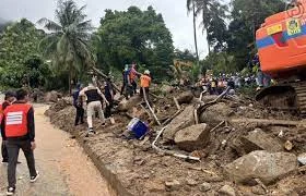 இலங்கையை நிலைகுலையச் செய்த ‘திட்வா’ சூறாவளி: 400-க்கும் மேற்பட்டோர் உயிரிழப்பு; அத்தியாவசியப் பொருட்களின் விலை ஏற்றத்தால் மக்கள் அவதி