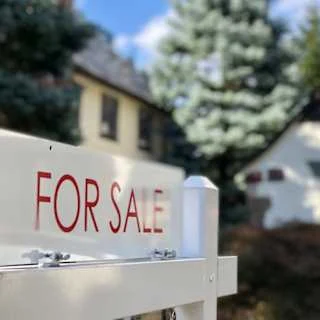 சரிவடையும் கனடா வீட்டுச் சந்தை: பிப்ரவரியில் வீடுகளின் விலை 4.8% வீழ்ச்சி – அதிரடி ரிப்போர்ட்!